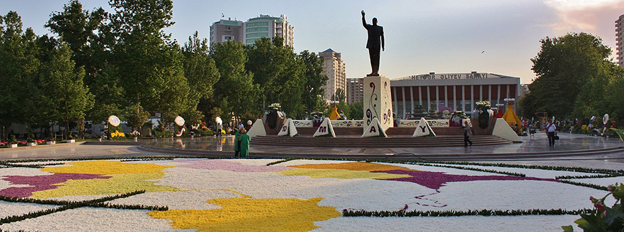 Jedes Jahr am 10. Mai findet in Baku ein Blumenfest zu Ehren des verstorbenen Heydar Aliyev statt.