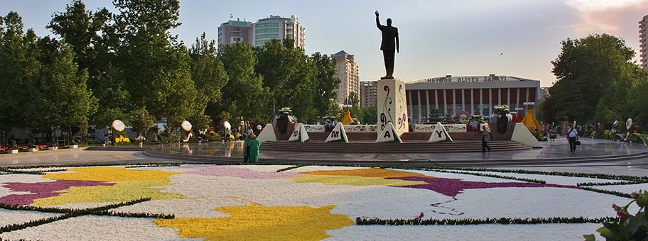 Jedes Jahr am 10. Mai findet in Baku ein Blumenfest zu Ehren des verstorbenen Heydar Aliyev statt.