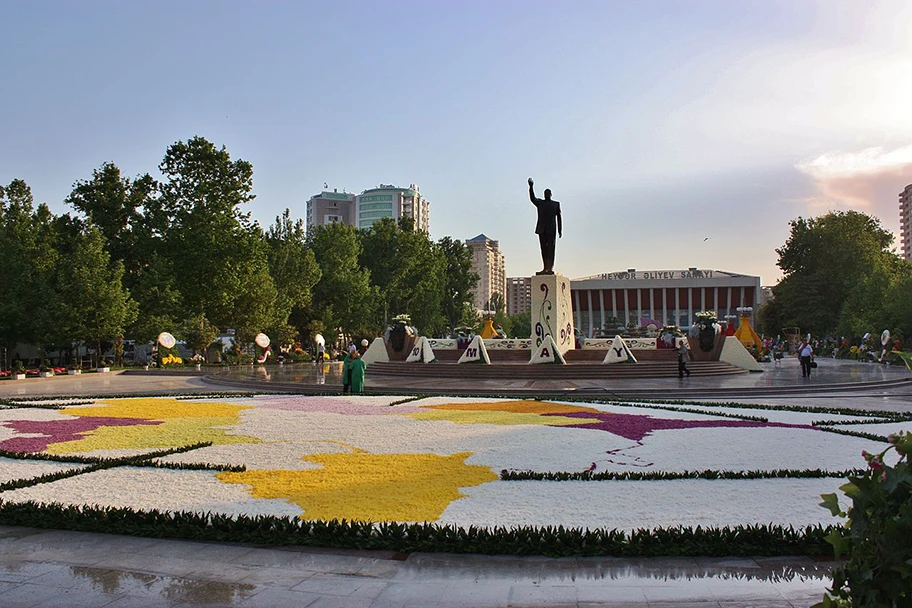 Jedes Jahr am 10. Mai findet in Baku ein Blumenfest zu Ehren des verstorbenen Heydar Aliyev statt.