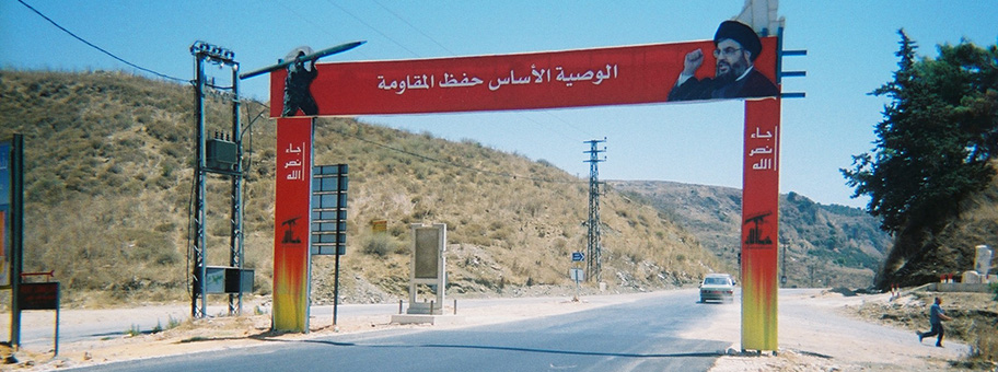 Hisbollah-Propaganda über einer Strasse im Süd-Libanon.