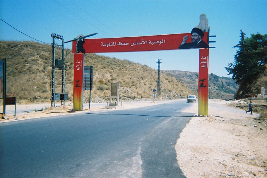 Hisbollah-Propaganda über einer Strasse im Süd-Libanon.