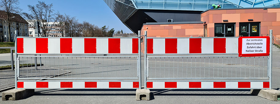Hinweis zur Abstrichstelle Hof. Rechts kann man an der Sperre vorbeifahren.