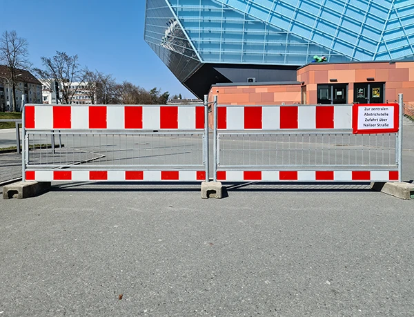 Hinweis zur Abstrichstelle Hof. Rechts kann man an der Sperre vorbeifahren.