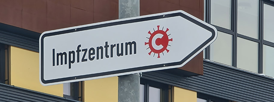 Hinweis zur Einfahrt zum Corona-Impfzentrum in Hof.