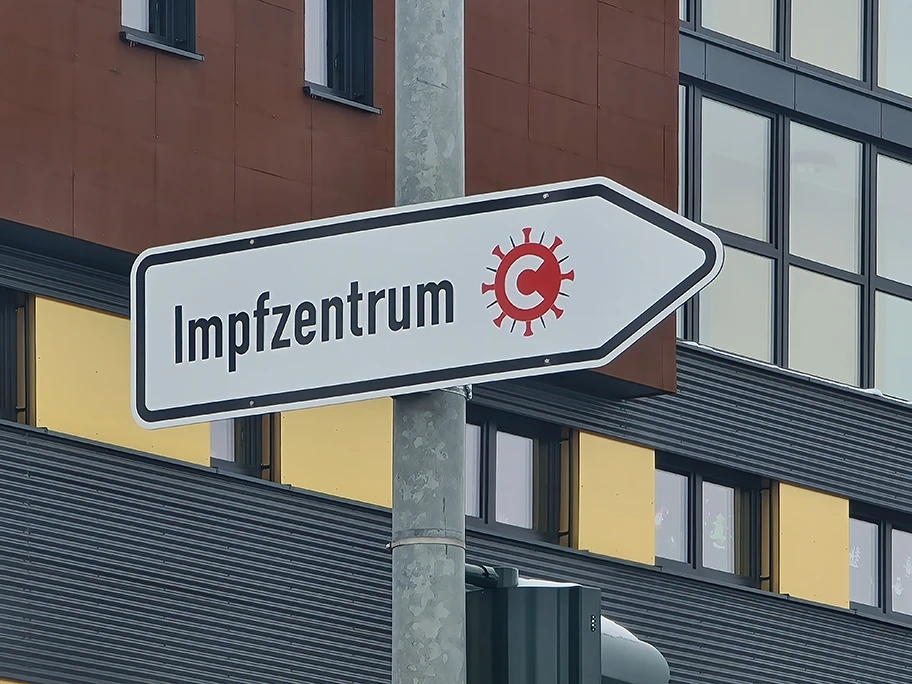 Hinweis zur Einfahrt zum Corona-Impfzentrum in Hof.