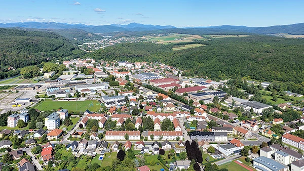 Südostansicht der niederösterreichischen Marktgemeinde Hirtenberg mit den Fabrikanlagen der Hirtenberger Defence Systems (im rechten Bereich), August 2025.