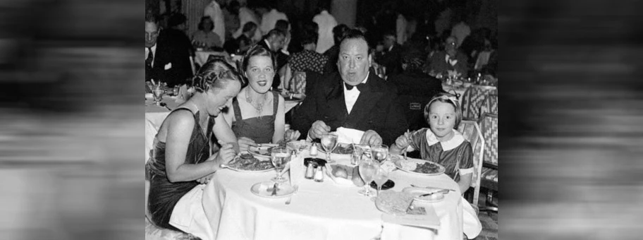 Alfred Hitchcock mit Familie in einem Restaurant, 1937.