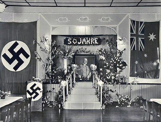 Feier anlässlich Adolf Hitlers 50. Geburtstag. Aufgenommen in einem deutschen Club in Adelaide, Australien.