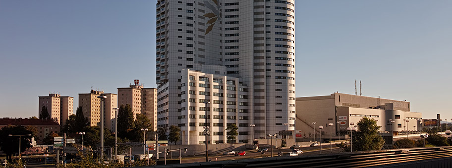 Das Hochhaus Neue Donau in Wien von der U Bahn Station Kaisermühlen.