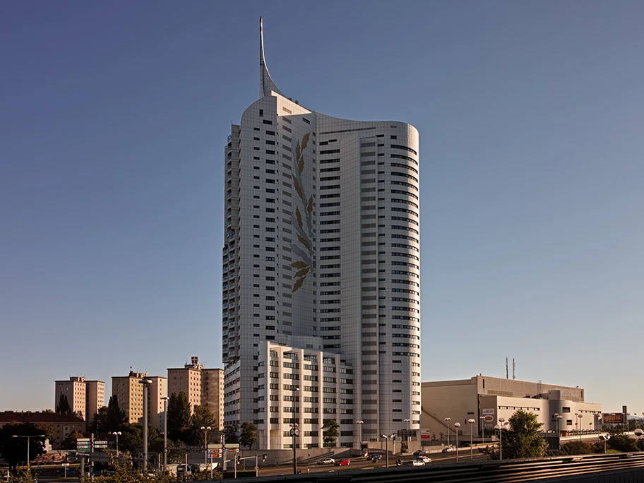 Das Hochhaus Neue Donau in Wien von der U Bahn Station Kaisermühlen.