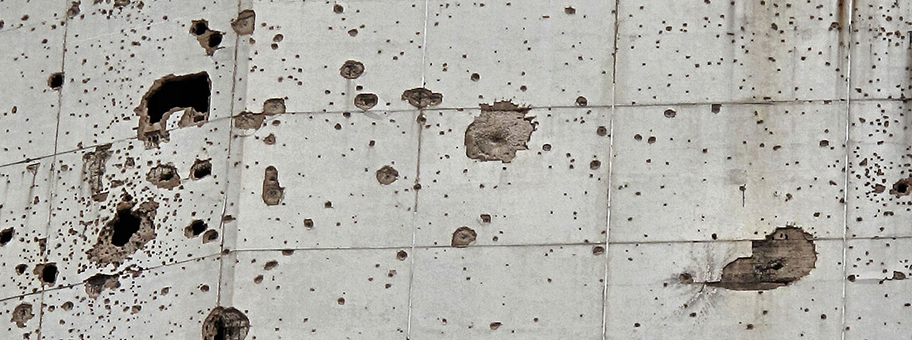 Der Autor Ostermaier entwirft in seinem Roman abstruse Neologismen, bei denen Einschusslöcher in Wänden zu „Beton mit Hautausschlag“ und „Bürgerkriegsakne“ werden. Hier im Bild die zerschossene Fassade des Hotels «Holiday Inn» in Beirut, Libanon.