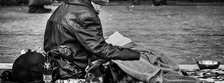 Obdachloser Mann mit Hund in der Innenstadt von Bremen, Deutschland.