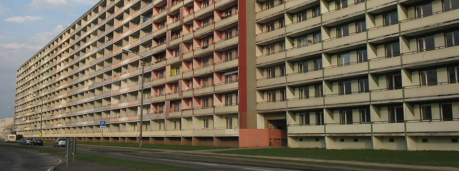 Plattenbauten an der Dr. Wilhelm-Külz-Str. in Hoyerswerda in Sachsen, Deutschland.
