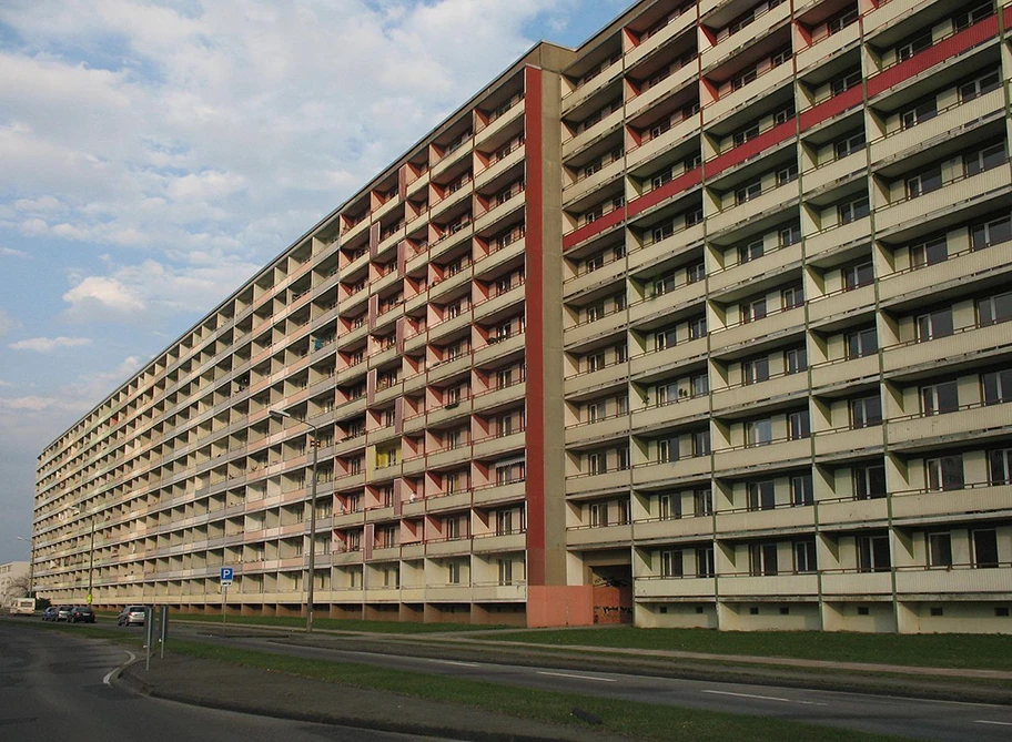 Plattenbauten an der Dr. Wilhelm-Külz-Str. in Hoyerswerda in Sachsen, Deutschland.