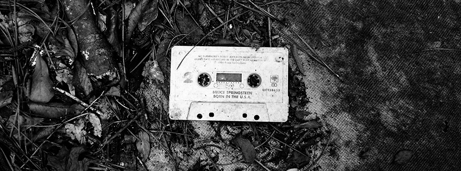 Bruce Springsteen-Kassette auf dem Boden der Ruine einer alten Kerosin-Raffinerie in Texas.