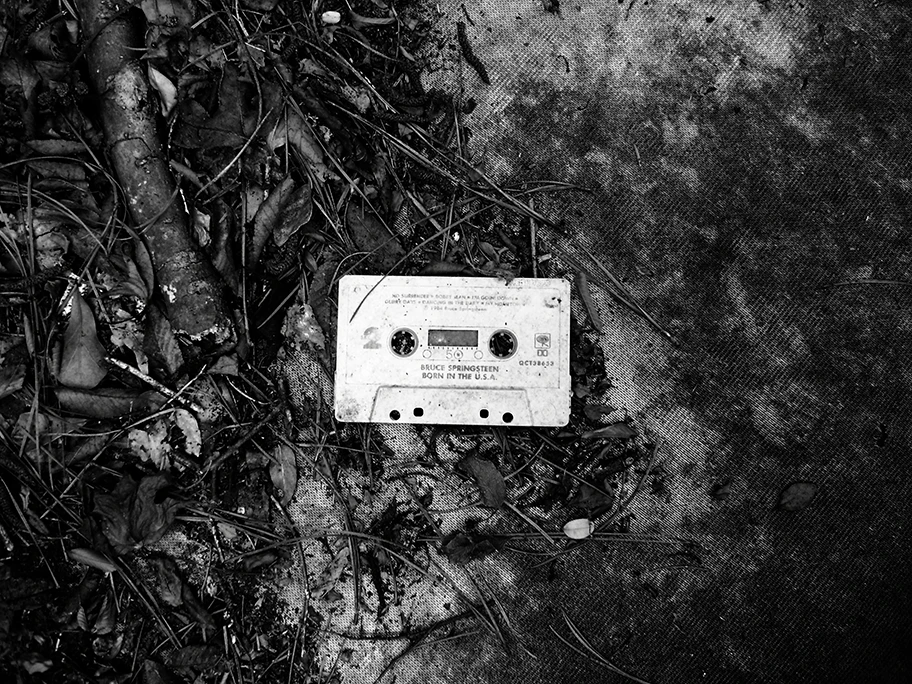 Bruce Springsteen-Kassette auf dem Boden der Ruine einer alten Kerosin-Raffinerie in Texas.