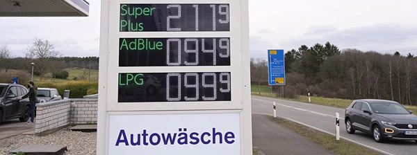Aufgrund des Krieges sind die Kraftstoffpreise am 8. März 2022 erstmals über zwei Euro pro Liter gestiegen. Oil-Tankstelle am 17. März 2022  in Uchtelfangen, Deutschland.