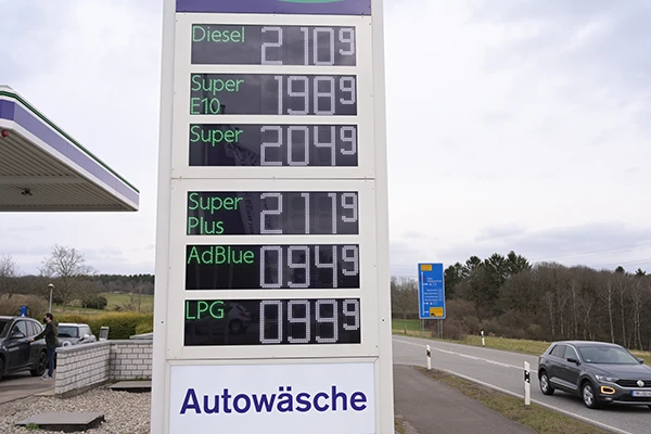 Aufgrund des Krieges sind die Kraftstoffpreise am 8. März 2022 erstmals über zwei Euro pro Liter gestiegen. Oil-Tankstelle am 17. März 2022  in Uchtelfangen, Deutschland.