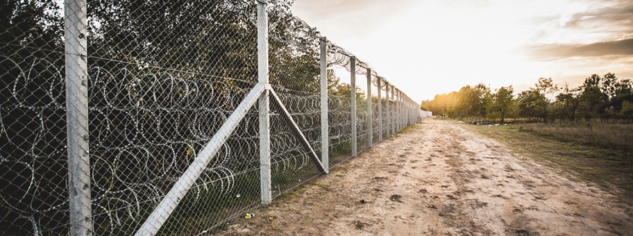 Grenzzaun in Ungarn an der serbischen Grenze.
