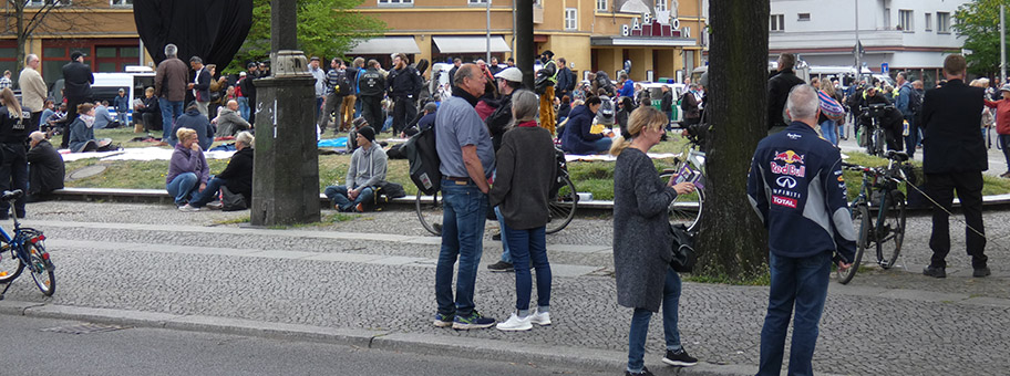 Hygienedemo in Berlin am Rosa-Luxemburg-Platz, April 2020.