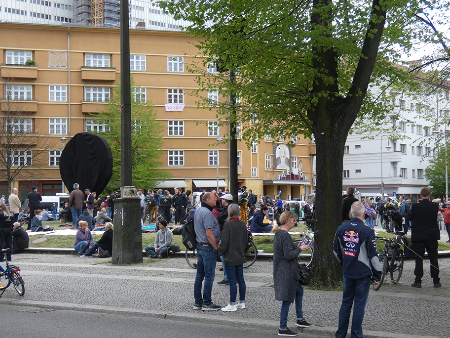 Hygienedemo in Berlin am Rosa-Luxemburg-Platz, April 2020.