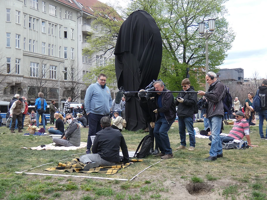 Hygienedemo, Berlin, Rosa-Luxemburg-Platz, April 2020.