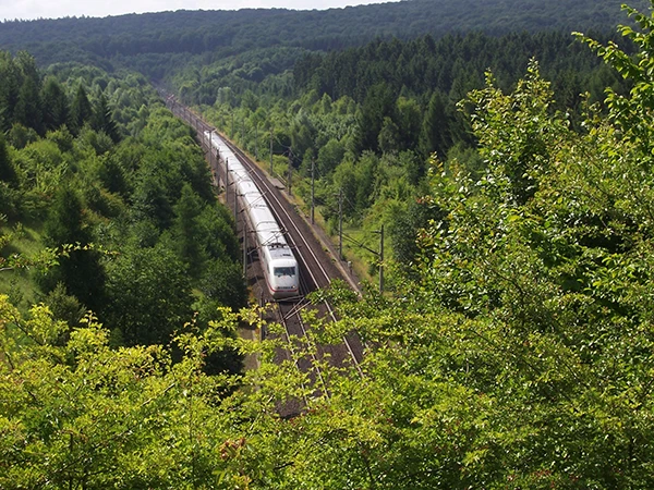 Ein ICE 1 im Hildesheimer Wald, im Schnellfahrstreckenabschnitt zwischen Göttingen und Hannover, auf dem Weg nach Norden.
