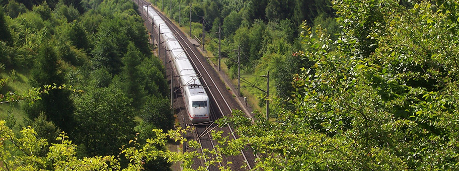 Ein ICE 1 im Hildesheimer Wald, im Schnellfahrstreckenabschnitt zwischen Göttingen und Hannover, auf dem Weg nach Norden.