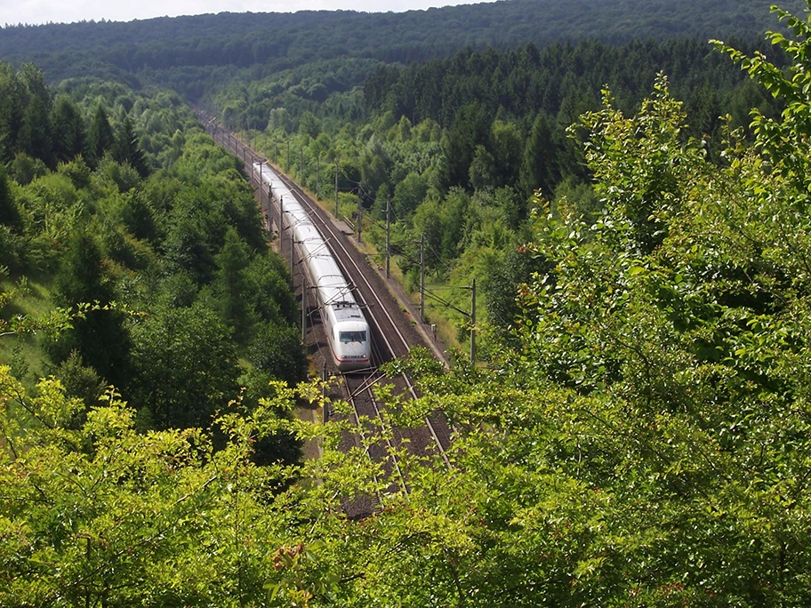 Ein ICE 1 im Hildesheimer Wald, im Schnellfahrstreckenabschnitt zwischen Göttingen und Hannover, auf dem Weg nach Norden.