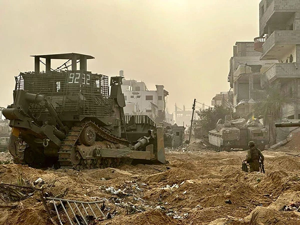 Ein Caterpillar D9 Bulldozer mit Soldaten der Israelischen Streitkäfte (IDF) in Gaza während der Operation 