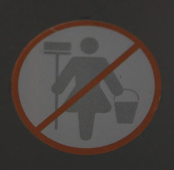 Bei uns, die wir uns sowieso keine Putzfrau leisten können, wird nicht so viel geputzt.