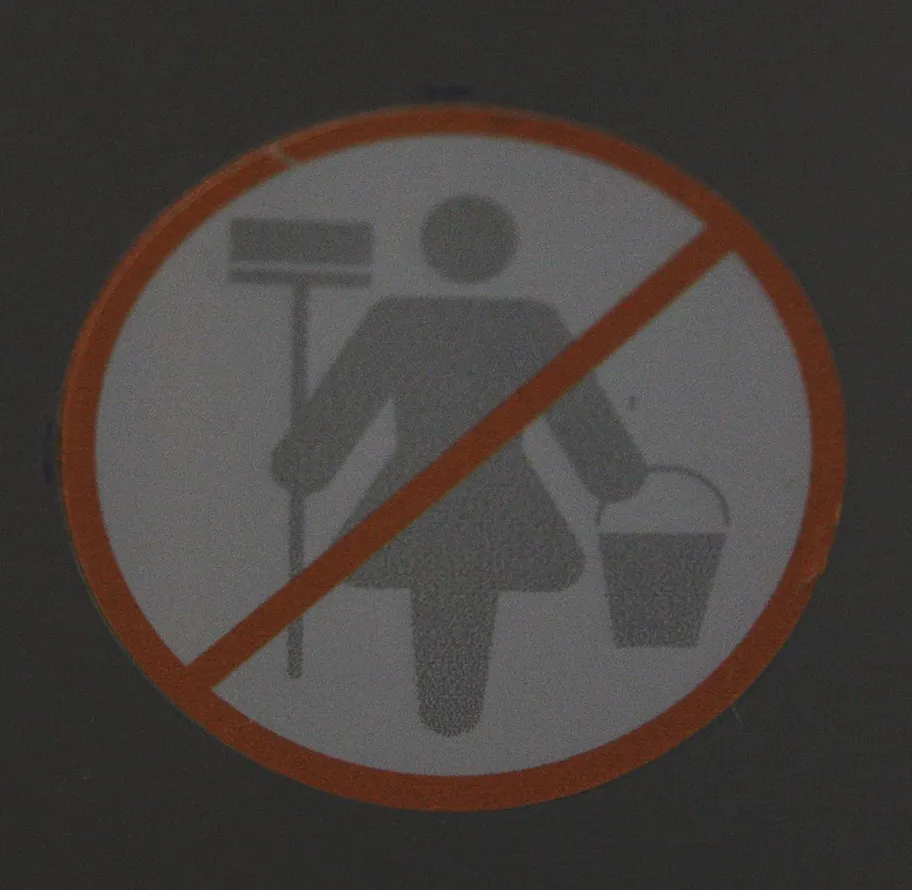 Bei uns, die wir uns sowieso keine Putzfrau leisten können, wird nicht so viel geputzt.