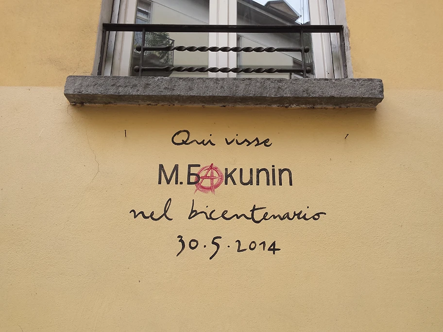 Inschrift am ehemaligen Wohnhaus des Anarchisten Michail Bakunin in Locarno, Schweiz.