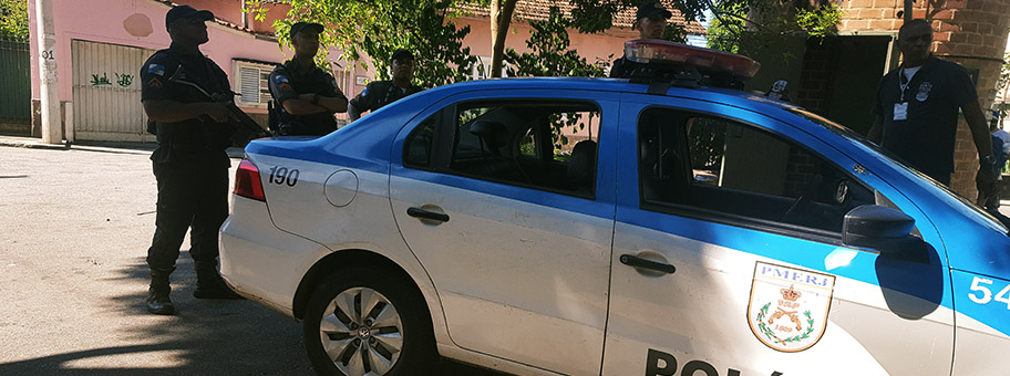 Polizeipatrouille in Rios Touristenviertel Santa Teresa.