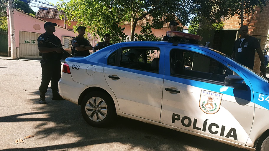 Polizeipatrouille in Rios Touristenviertel Santa Teresa.