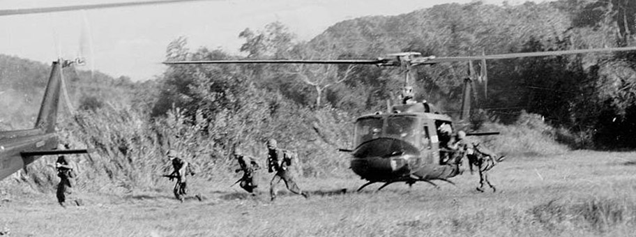 Hubschrauber in der Landezone X-Ray im la-Drang-Tal, November 1965.