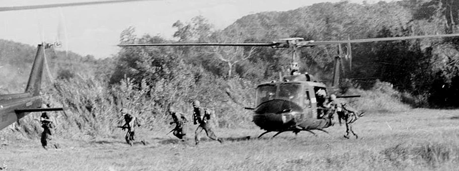 Hubschrauber in der Landezone X-Ray im la-Drang-Tal, November 1965.