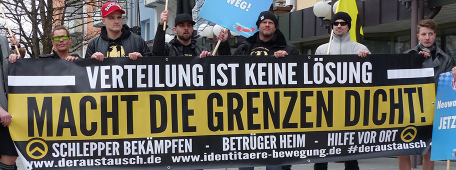 Banner der Identitären Bewegung auf einer Demonstration der Alternative für Deutschland (AfD) in Geretsried, März 2016.