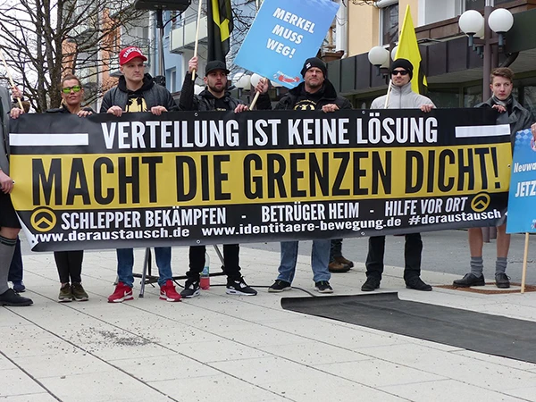Banner der Identitären Bewegung auf einer Demonstration der Alternative für Deutschland (AfD) in Geretsried, März 2016.