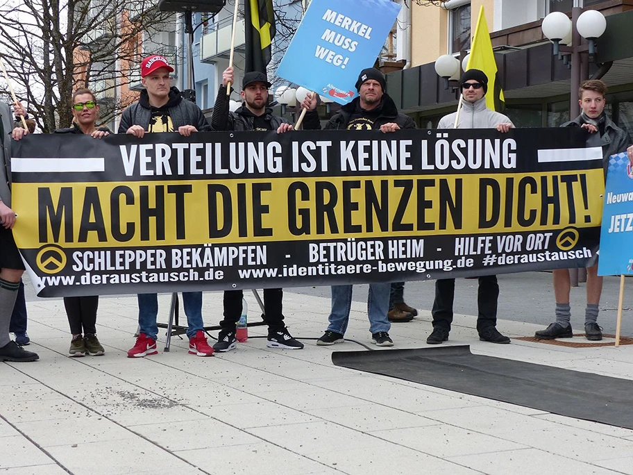 Banner der Identitären Bewegung auf einer Demonstration der Alternative für Deutschland (AfD) in Geretsried, März 2016.