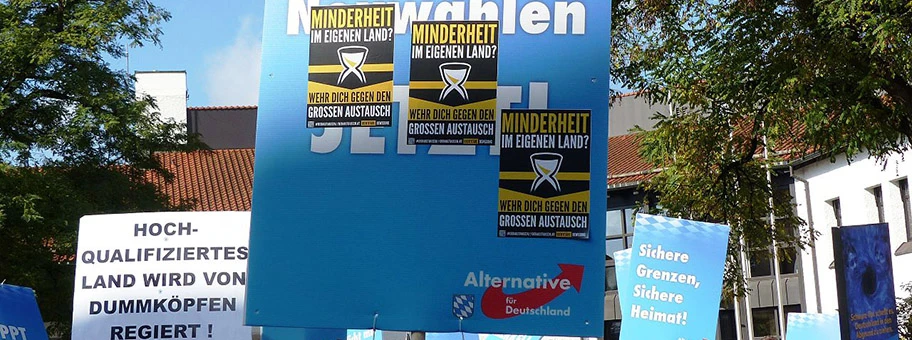 Sticker der Identitären Bewegung auf einem Schild bei einer AfD-Demo in Freilassing.