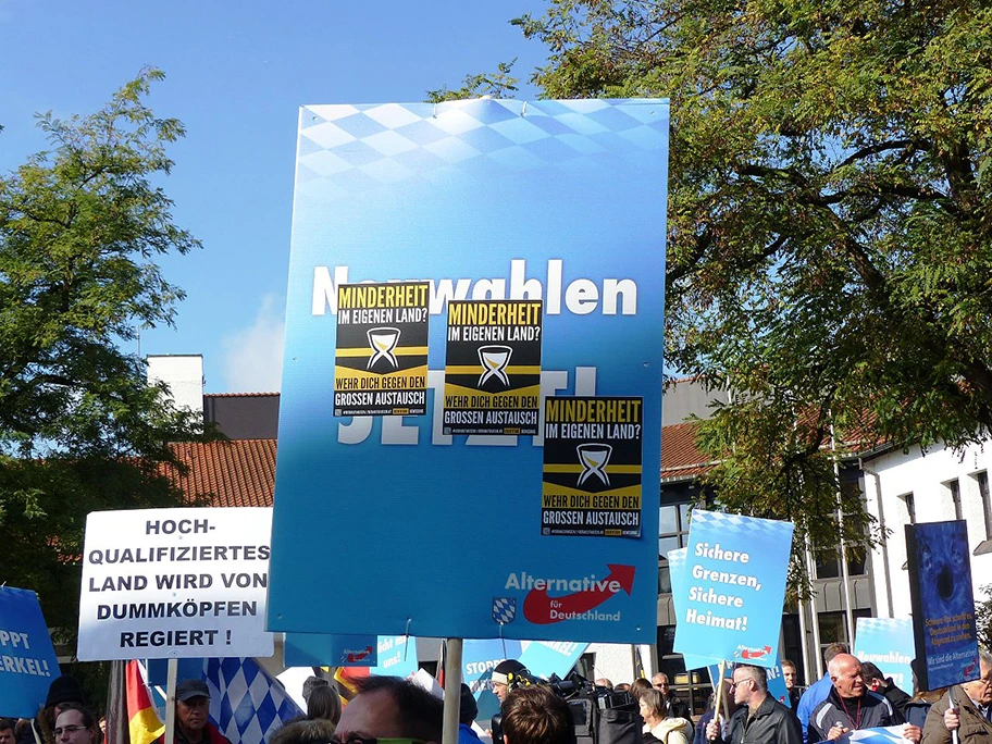 Sticker der Identitären Bewegung auf einem Schild bei einer AfD-Demo in Freilassing.