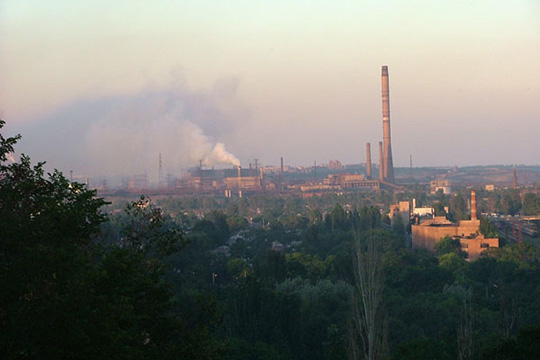 Eine Fabrik von Ilyich Steel & Iron Works in Mariupol, Donetsk Oblast, Ukraine.