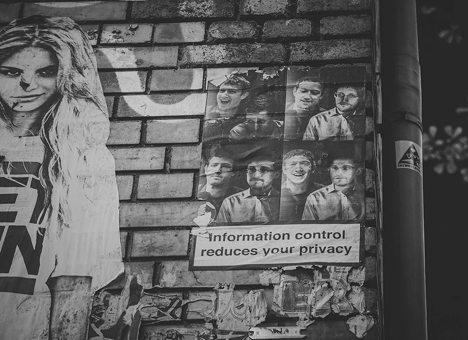 «Information control reduces your privacy», Stencil in der Revaler Straße in Berlin.