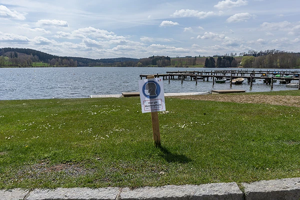 Infoschild Maskenpflicht am Untreusee. Ab 20:30 Uhr sollte man aufgrund der Ausgangssperre bereits zuhause sein.