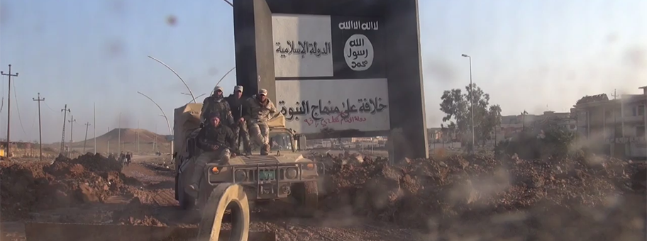 Irakische Soldaten vor einem Symbol des Islamischen Staates in der Nähe bei Mossul, Januar 2017.