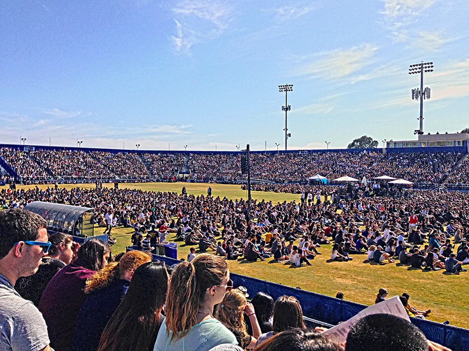 Gedenkveranstaltung von Incels-Anhänger zu Ehren von Elliot Rodger (einem radikalen Incel, welcher 2014 in Kalifornien sechs Menschen ermordete) im Harder Stadion von Santa Barbara, Kalifornien, Mai 2014.