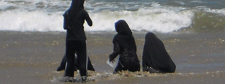 Frauen mit Burkini beim Baden.