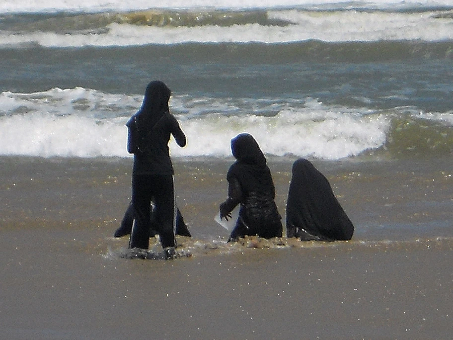 Frauen mit Burkini beim Baden.