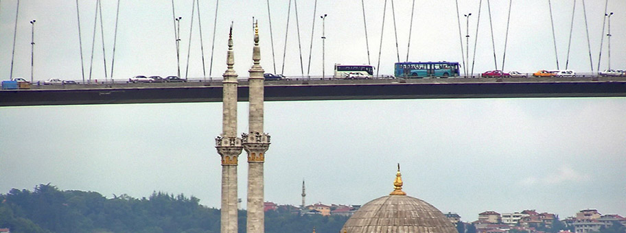 Bosporus-Brücke in Istanbul über Ortaköy-Moschee.